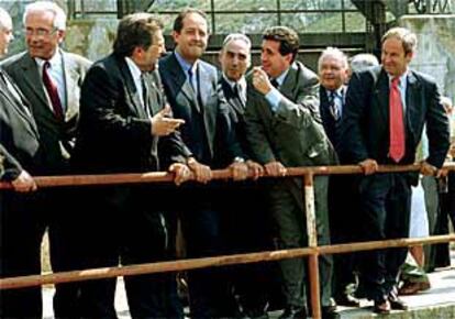 Antoni Siurana, con barba y gafas, departiendo con el ministro Jaume Matas, ayer, en Castillonroi.