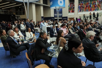 Público atendiendo a una exposición de la directora gerente del FMI, Kristalina Georgieva (fuera de cámara), en Washington.
