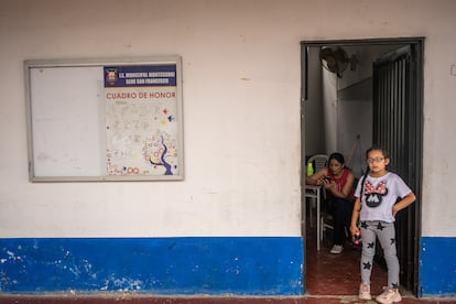 Una estudiante y una empleada del colegio Montessori, esperan dentro de una de las aulas de la escuela. 
