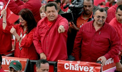 Cilia Flores, Hugo Chávez and Ramón Carrizales, in Caracas, in 2009.
