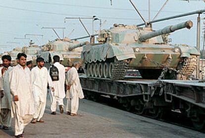 Un convoy con carros de combate pasa por la estación de Hyderabad, al norte de Karachi (Pakistán).