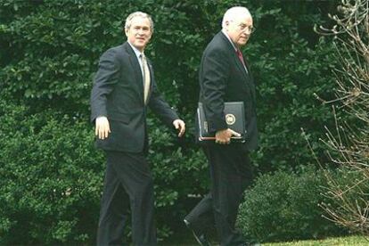 Bush (izquierda) y el vicepresidente, Dick Cheney, ayer en la Casa Blanca.