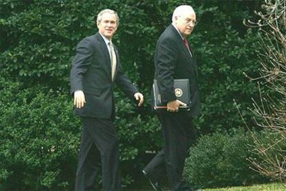 Bush (izquierda) y el vicepresidente, Dick Cheney, ayer en la Casa Blanca.