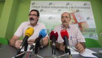 Miguel Ángel Rodríguez (i), secretario general de CSICA, y José Manzanero, secretario nacional de CSIF, durante la rueda de prensa que han ofrecido esta mañana en Valladolid para informar sobre la situación laboral que atraviesa el Grupo Liberbank.