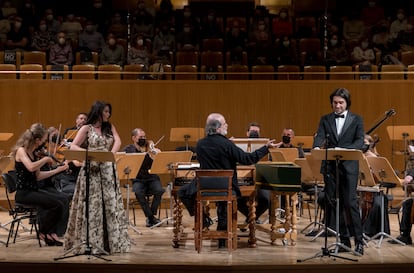 Emőke Baráth, Andrea Marcon y Carlo Vistoli, los tres grandes protagonistas de este 'Giulio Cesare'. A la derecha de la soprano, la concertino de La Cetra Barockorchester Basel, la violinista Eva Saladin.