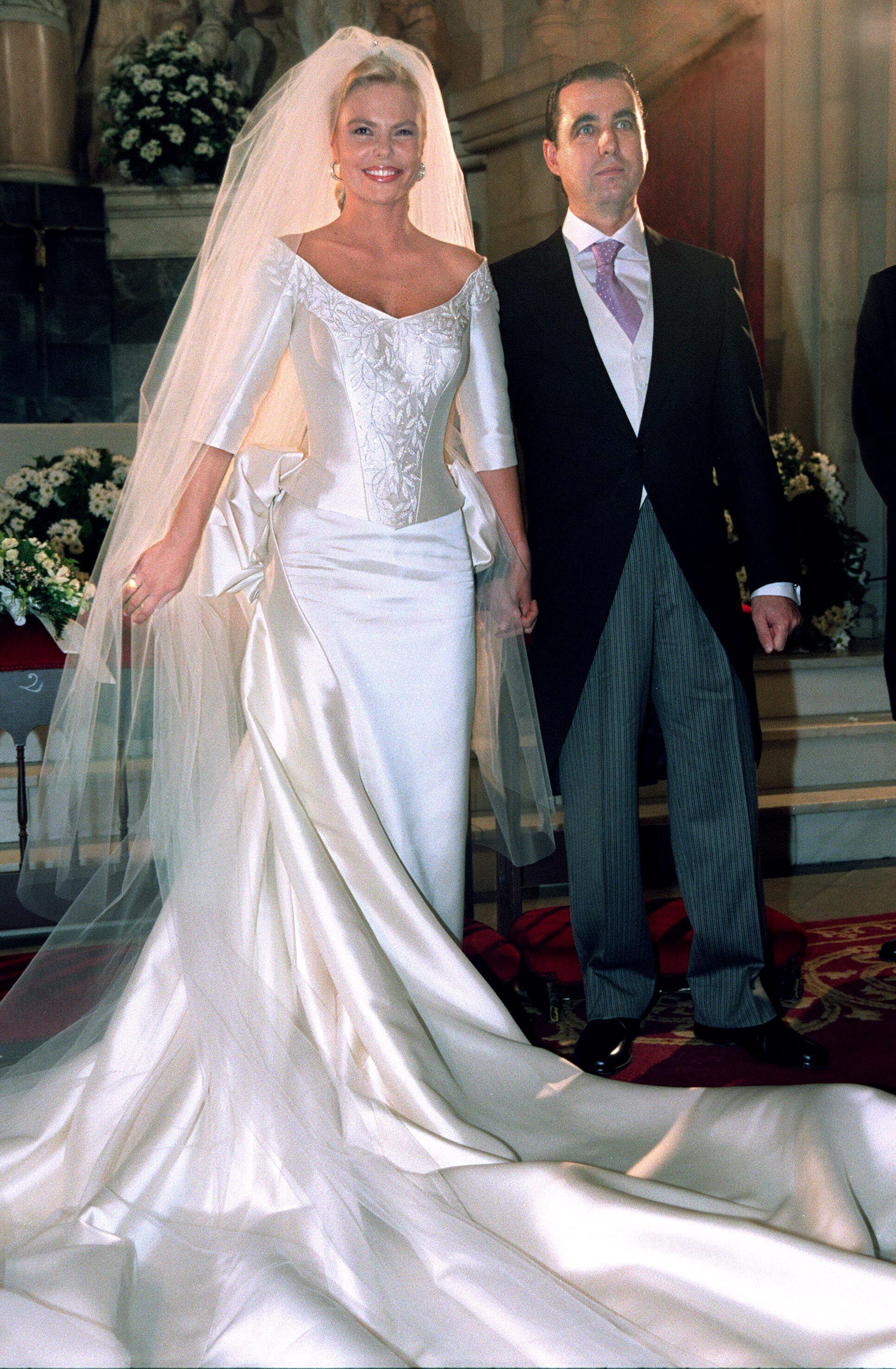 Leticia Sabater: “Levantarme a las siete, acostarme a las doce o tener que vestirme de fina no era para mí” 2 Leticia Sabater y José María Fernández-Mayo, el día de su boda en Madrid, en febrero de 2001.