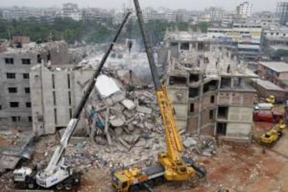 Una grúa partucipa el pasado lunes en la operación de búsqueda de las víctimas del derrumbe de un edificio en Savar, Bangladés.