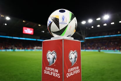 El balón de Adidas 'Fúsballliebe', que se utilizará para la Eurocopa, en el estadio de Cardiff, antes del partido que clasificó a Polonia el 26 de marzo.