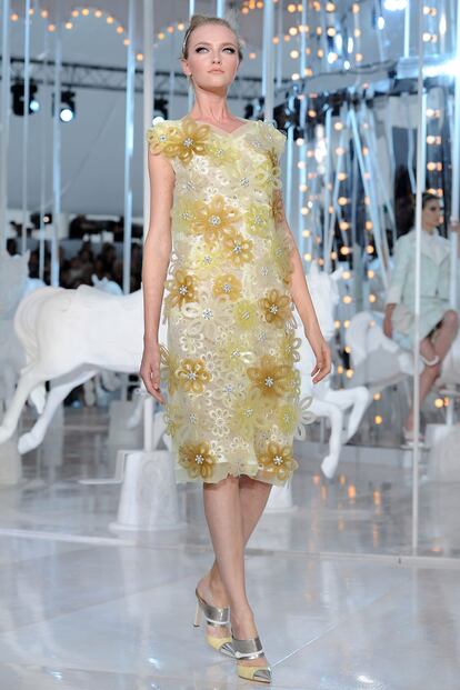 Vestido de organza y encaje con superposiciones, de Louis Vuitton.