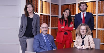 De pie, Ileana Izverniceanu, head of public affairs y portavoz de la OCU; Inés Bermejo, directora de consumibles de HP EMEA, y David Gómez, socio de Baylos Abogados y asesor de Grupo Schweppes. Sentados, José Antonio Moreno, director general de Andema, y Nuria Garrós, directora de asesoría jurídica & compliance de Tous.
