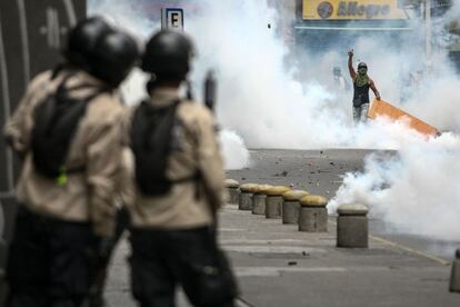 Manifestantes se enfrentan a agentes de la Guardia Nacional Bolivariana  en Caracas (Venezuela).