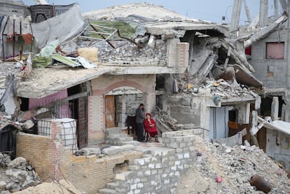 Un hombre y una mujer, delante de un edificio destruido por los bombardeos israeles, este mircoles en Jan Yunis, en el sur de Gaza.