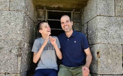 Álvaro Villanueva posa junto a su hijo Alvarete de 16 años.