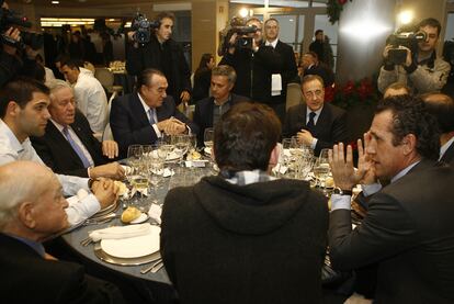 En el sentido de las agujas del reloj y de izquierda a derecha, Alfredo di Stéfano, Felipe Reyes, Emiliano Rodríguez, Fernando Fernández Tapias, José Mourinho, Florentino Pérez, Jorge Valdano y, de espaldas, Iker Casillas, durante la comida de Navidad del Madrid.