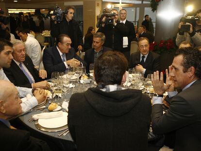 En el sentido de las agujas del reloj y de izquierda a derecha, Alfredo di Stéfano, Felipe Reyes, Emiliano Rodríguez, Fernando Fernández Tapias, José Mourinho, Florentino Pérez, Jorge Valdano y, de espaldas, Iker Casillas, durante la comida de Navidad del Madrid.