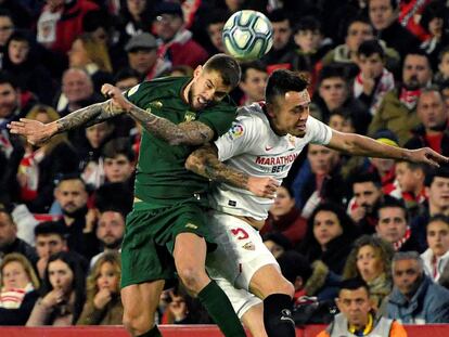 Íñigo Martínez y Ocampos disputan un balón aéreo. 