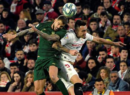 Íñigo Martínez y Ocampos disputan un balón aéreo. 