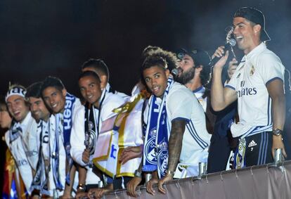 Ronaldo, junto a sus compañeros, habla a la afición durante la celebración del título de Liga, en la plaza de Cibeles.