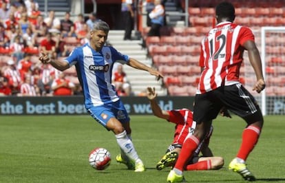 Salva Sevilla domina el bal&oacute;n frente a Wanyama, en el empate frente al Southampton.