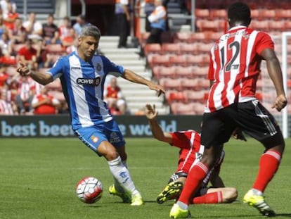 Salva Sevilla domina el bal&oacute;n frente a Wanyama, en el empate frente al Southampton.