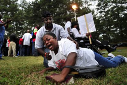 Una manifestante recibe ayuda en un momento de tensión vivido en Jackson (Georgia) durante la vigilia por la ejecución de Troy Davis.