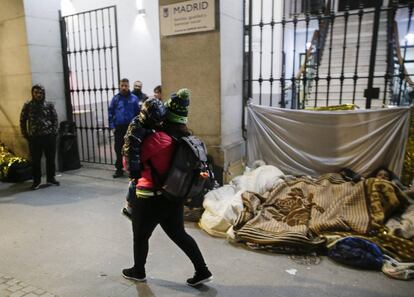 Personas acampadas frente al Samur Social de la Latina en Madrid, el pasado día 23.