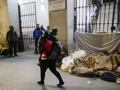 Personas acampadas frente al Samur Social de la Latina en Madrid, el pasado día 23.