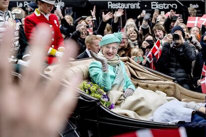 La reina Margarita de Dinamarca recorre en carroza las calles de Copenhague con motivo de su 75 cumpleaños.