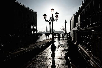 Juego de luces y sombras en un atardecer junto al Palacio Ducal, cuando la ciudad comienza a tomarse un respiro.