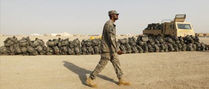 Un soldado camina entre mochilas preparadas para la retirada en la base de Nasiriya.