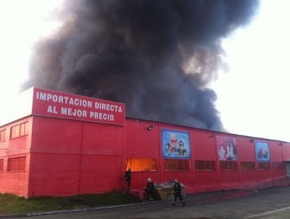 El edificio de Hiper Asia en Valdemoro, que albergaba productos chinos, ha quedado destrozado después de un fuego.