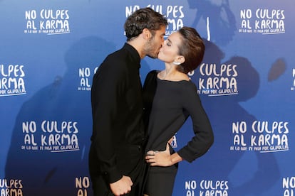 Los actores Álex García y Verónica Echegui durante la premiere de la película 'No culpes al karma de lo que te pasa por gilipollas' en Madrid en 2016.