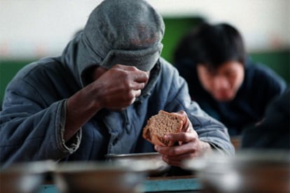 Un preso se alimenta en el comedor de la cárcel rusa de Leplei.