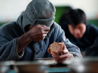 Un preso se alimenta en el comedor de la cárcel rusa de Leplei.