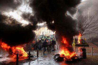 Hogueras ante la sede del Parlamento Europeo, este jueves en Bruselas.  