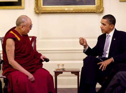 El Dalai Lama y el presidente Obama, durante su entrevista, en una imagen facilitada por la Casa Blanca.