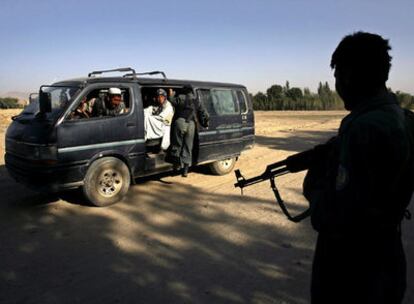 Un control policial a las afueras de la ciudad de Ghazni, al suroeste de la capital, Kabul.