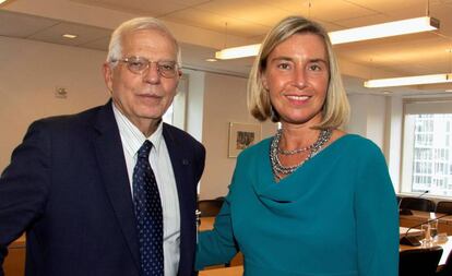 El candidato a Alto Representante, Josep Borrell, junto a la actual jefa de la diplomacia europea, Federica Mogherini.