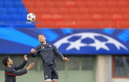 El capitán del Austria de Viena, Manuel Ortlechner, cabecea un balón durante el entrenamiento del lunes.