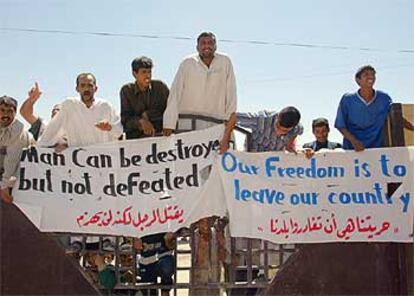 Iraquíes de Faluga despliegan varios carteles en la puerta de la alcaldía contra la presencia de las tropas de EE UU.