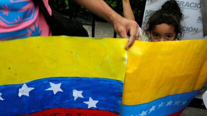 Manifestantes en el puente de Simónn Bolivar, que une Venezuela y Colombia.
 