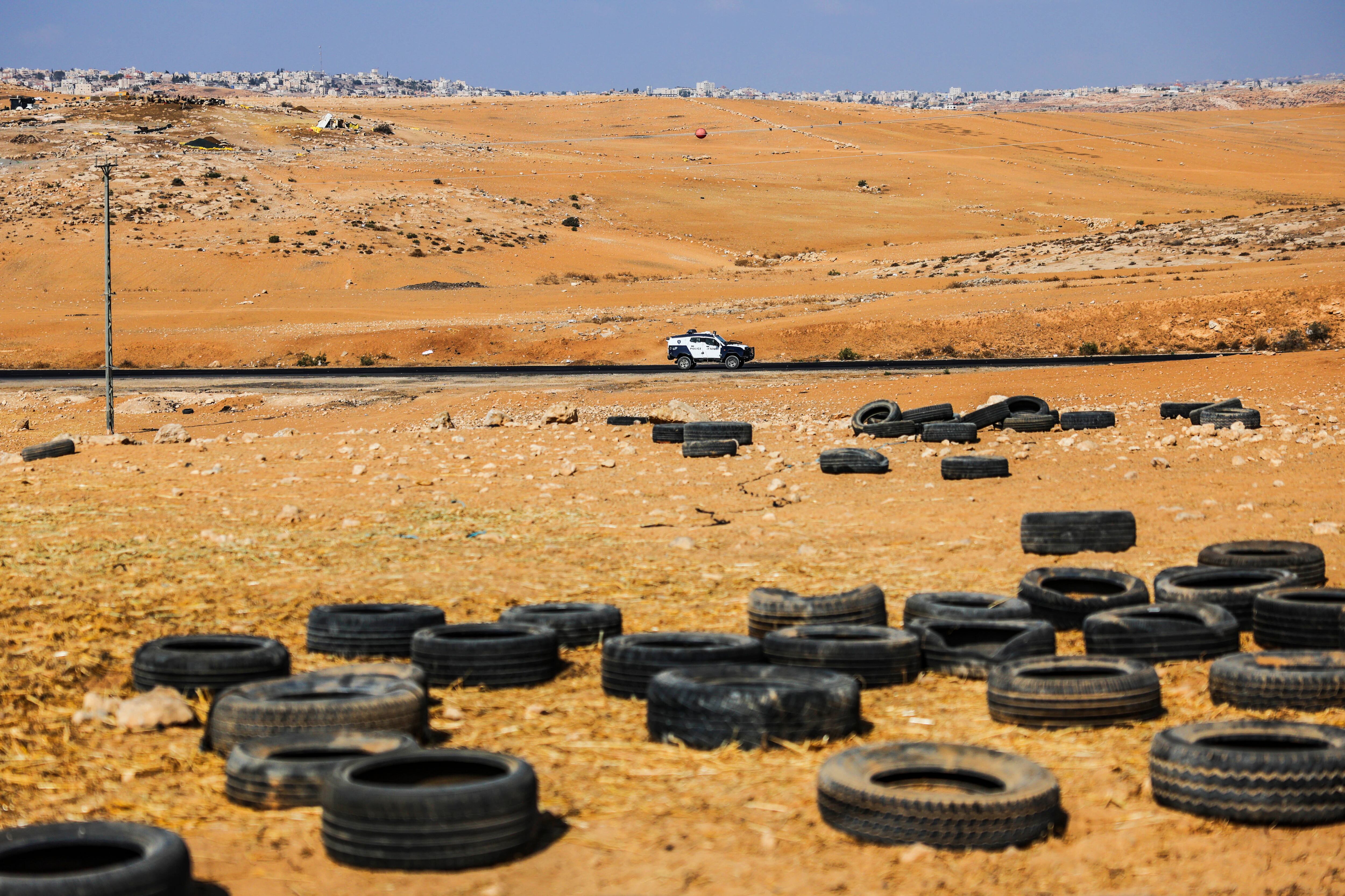 Un vehículo de la Policía israelí patrulla por una carretera del sur de Cisjordania.