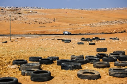 Un vehículo de la Policía israelí patrulla por una carretera del sur de Cisjordania.