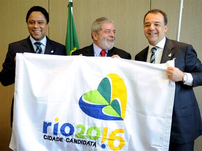 Lula sujeta una bandera de la candidatura junto al ministro de Deportes y el gobernador de Río.