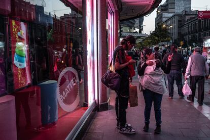 Habitantes de la Ciudad de México realizan compras por la temporada navideña en el Centro Histórico.