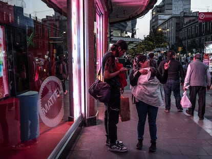 Habitantes de la Ciudad de México realizan compras por la temporada navideña en el Centro Histórico.