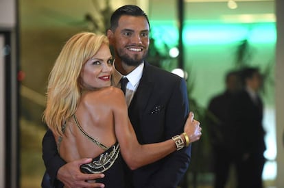 El portero del Manchester Sergio Romero posa junto a su mujer.