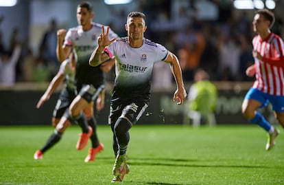 Rubén Castro, máximo artillero del FC Cartagena, festeja un gol ante el Real Sporting.