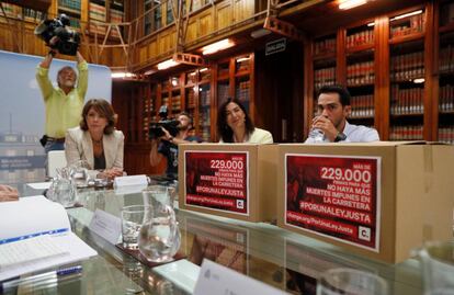 La ministra de Justicia, Dolores Delgado (i), durante la reunión que ha mantenido esta mañana con la secretaria de Estado para el Deporte, María José Rienda (2d), el exciclista Alberto Contador y la impulsora de la campaña, Anna González.