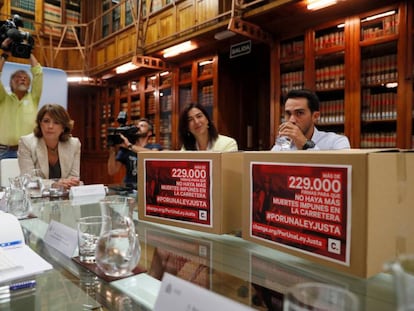 La ministra de Justicia, Dolores Delgado (i), durante la reunión que ha mantenido esta mañana con la secretaria de Estado para el Deporte, María José Rienda (2d), el exciclista Alberto Contador y la impulsora de la campaña, Anna González.